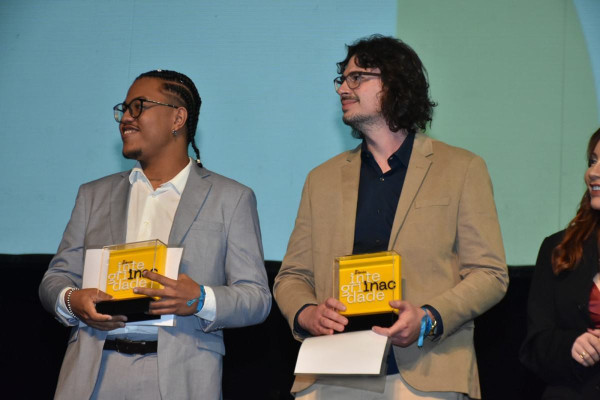 Pavini (à dir.) recebeu o prêmio no Theatro Municipal de São Paulo