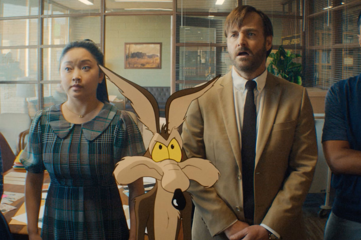 Will Forte interpreta Kevin Avery, o advogado de Wile E. Coyote