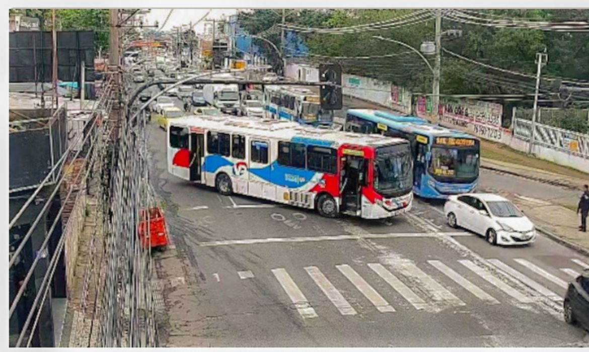 Criminosos usam ônibus em barricadas contra operação policial no Rio