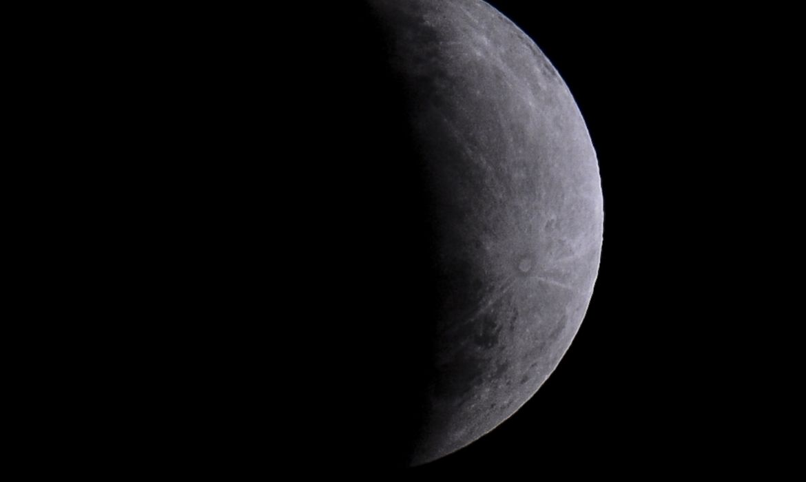 Eclipse parcial da Lua nesta quinta-feira será visto em todo o Brasil