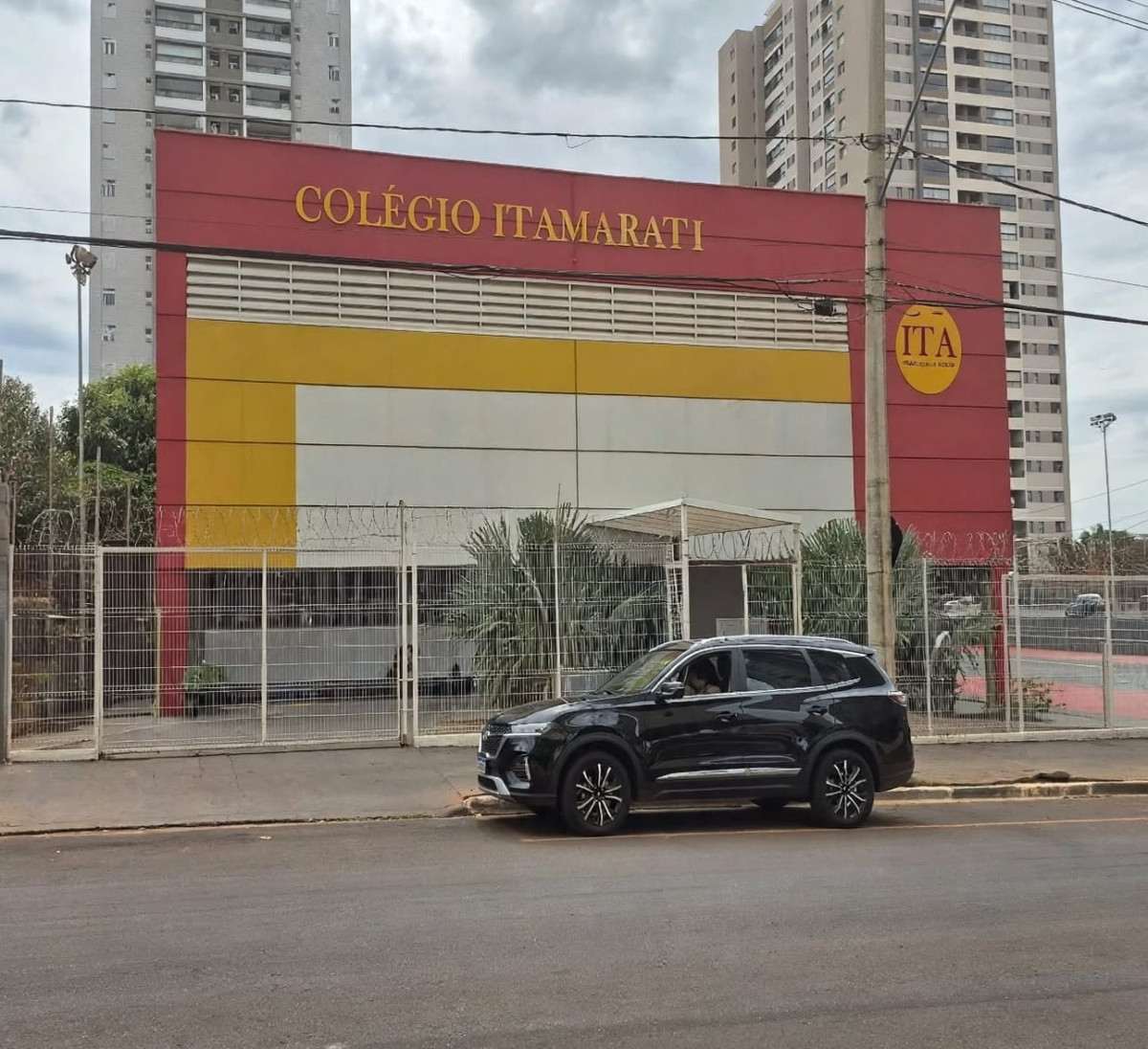Fachada da entrada do Colégio Itamarati dos alunos do fundamental 2