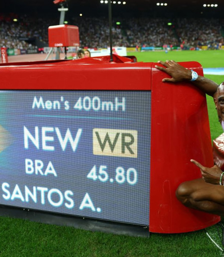 Alison dos Santos quebra recorde mundial dos 400m com barreiras