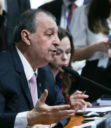 Relator da CCJ do Senado vota a favor da PEC do fim da escala 6x1