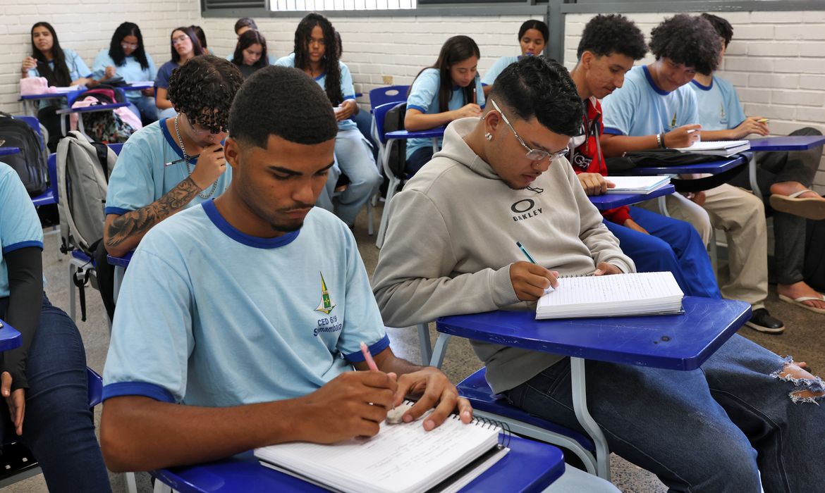 Pé-de-Meia: nascidos em setembro e outubro recebem parcela de R$ 200