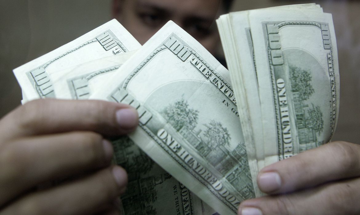Dólar sobe a R$ 5,19 após tom mais duro de presidente do Fed