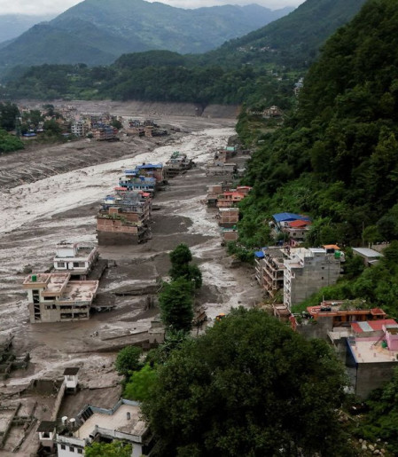 Nepal monitora dois lagos; risco de enchentes persiste