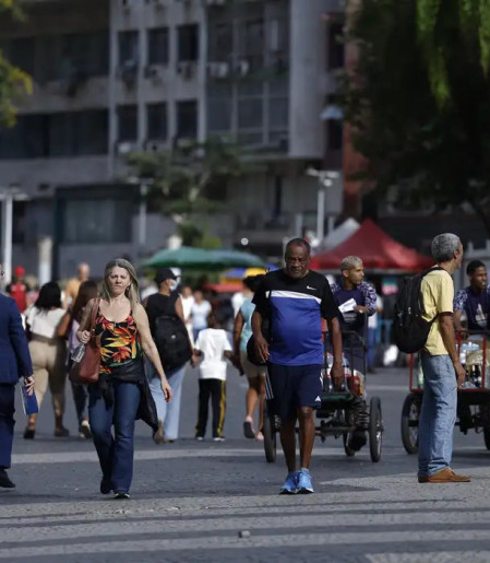 Crescimento populacional caiu para 0,37% em 2026, estima IBGE