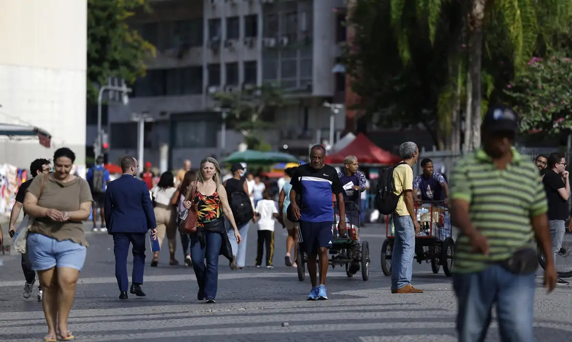 Crescimento populacional caiu para 0,37% em 2026, estima IBGE