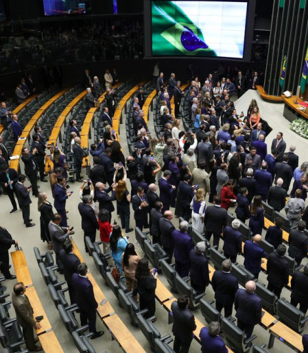 Congresso deve decidir sobre "taxa das blusinhas" nesta segunda