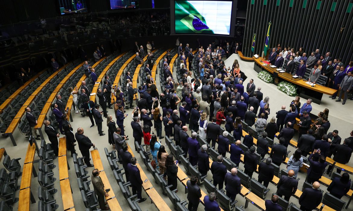 Congresso deve decidir sobre "taxa das blusinhas" nesta segunda