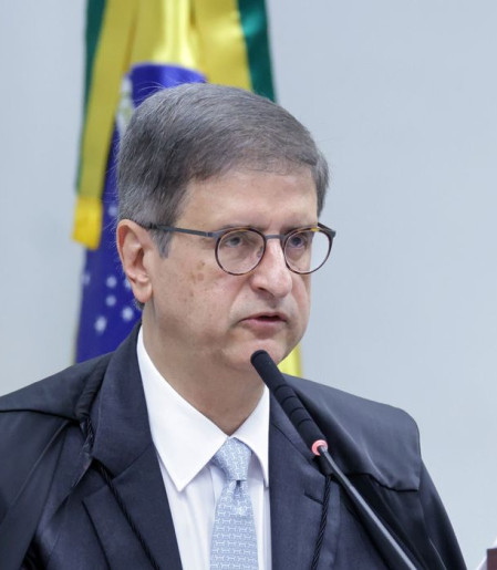 PGR pede anulação de investigação sobre conversas de Moraes e Vorcaro