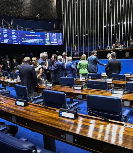 Aziz articula rito especial para levar PEC da escala 6x1 ao plenário
