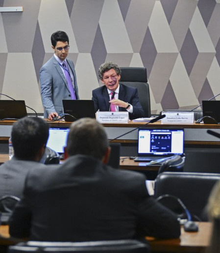 Ajustes no texto adiam votação da MP da "taxa das blusinhas"