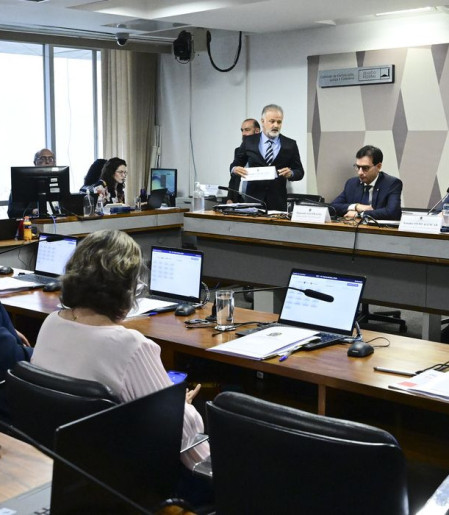 CCJ do Senado aprova PEC que acaba com jornada 6x1