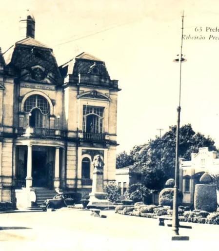 HISTÓRIA - Palácio do Rio Branco, antiga sede da Prefeitura de Ribeirão Preto, no Centro da cidade, em foto datada do fim dos anos 1920. Inaugurado em 2017, o espaço concentrou a sede da administração até meados da década de 2020. Atualmente, está em reformas. 