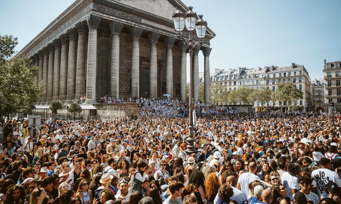 Lavagem de Madeleine exalta cultura afro-brasileira em Paris