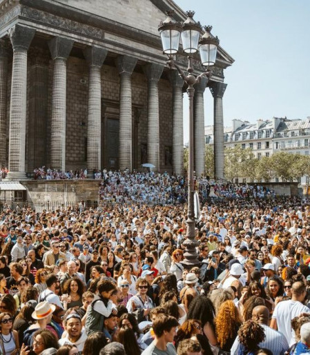 Lavagem de Madeleine exalta cultura afro-brasileira em Paris