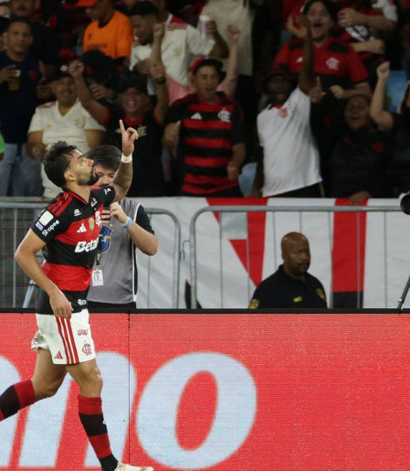 Flamengo vence e fica a um ponto do Palmeiras, líder do Brasileirão
