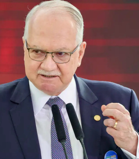 Fachin dá 5 dias para Mendonça e Gonet responderem acusação de Moraes
