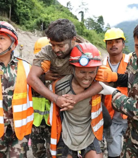 Equipes de resgate do Nepal buscam 900 trabalhadores de hidrelétricas