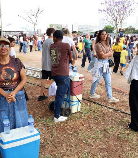 Ambulantes "desfilam" no 7 de Setembro em busca de sustento