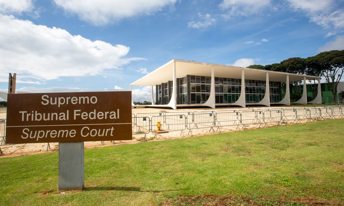 Ex-ministros do STF pedem apuração rigorosa da "mais aguda crise" 