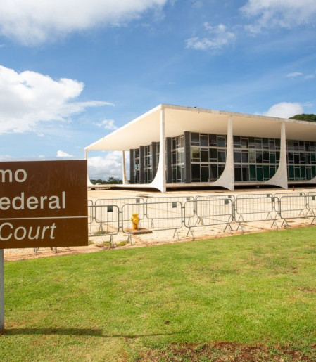 Ex-ministros do STF pedem apuração rigorosa da "mais aguda crise" 