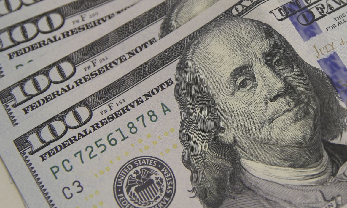 Dólar cai a R$ 5,08 e atinge menor valor em um mês