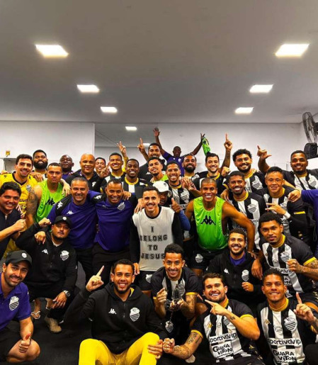 Time festejou a conquista da vaga no vestiário