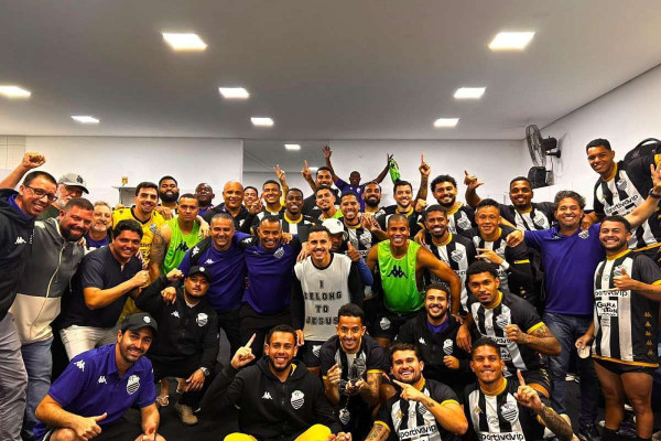 Time festejou a conquista da vaga no vestiário