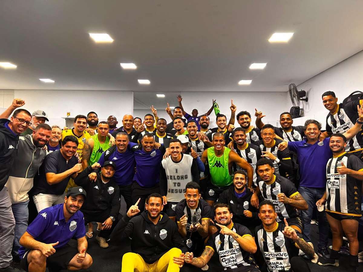 Time festejou a conquista da vaga no vestiário