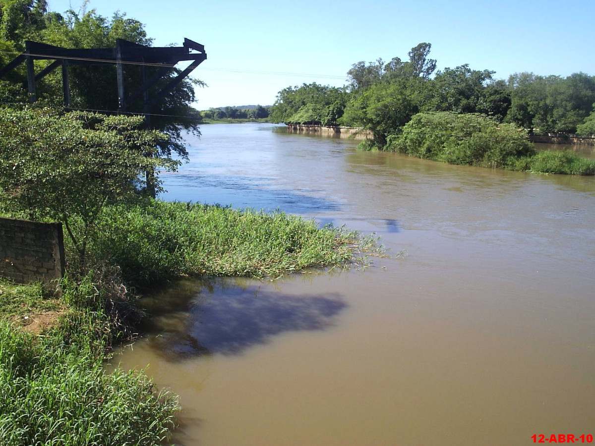 Rio Pardo visto da ponte da rodovia Cândido Portinari