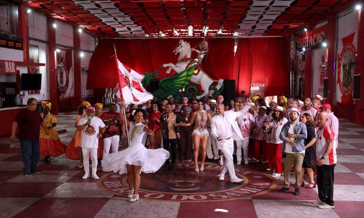 Rádio Nacional lança clipe para celebrar seus 90 anos