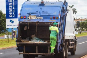 Caminhão da Estre recolhe lixo em Ribeirão