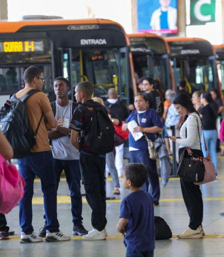 Setor de serviços fica estável em julho e sobe 2,4% em 12 meses