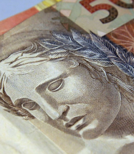 Brasileiros retiram R$ 10,5 bilhões da poupança em agosto