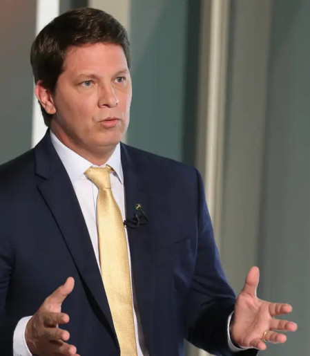 Dino cita risco de evasão e proíbe deputado Mario Frias de deixar país
