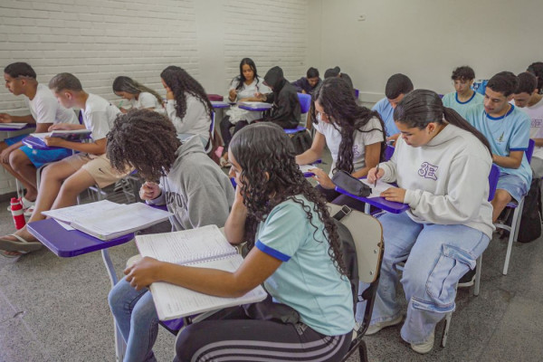 Brasil melhora desempenho escolar no longo prazo, mas patamar é baixo