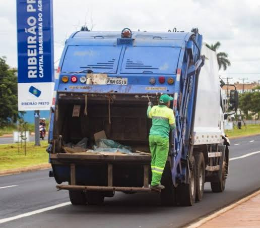 Caminhão da Estre recolhe lixo em Ribeirão