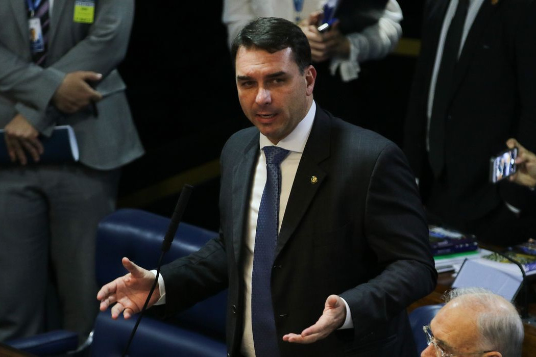 Defesa de Flávio Bolsonaro tentou levar caso Dark Horse a Mendonça