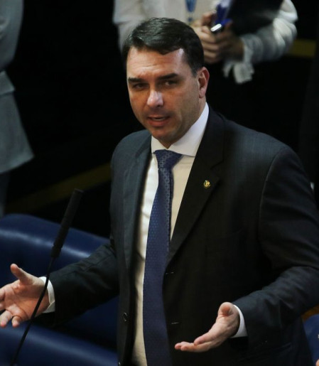 Defesa de Flávio Bolsonaro tentou levar caso Dark Horse a Mendonça