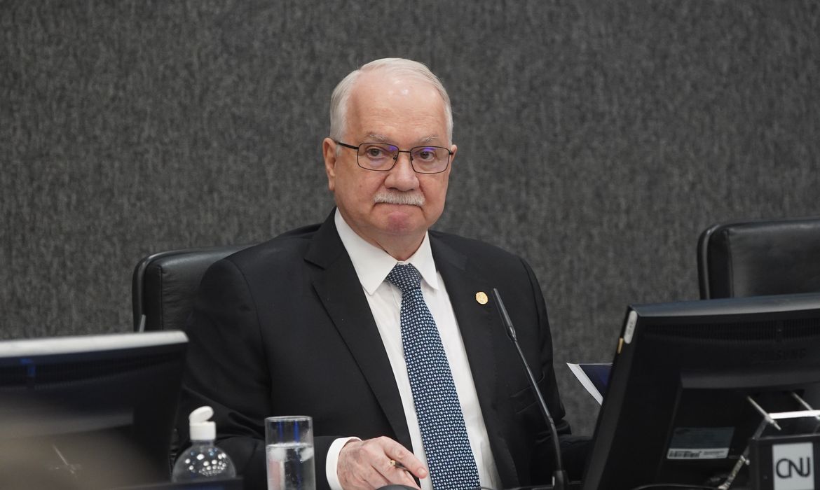 Fachin dá 24 horas para PF enviar informações sobre celular de Vorcaro
