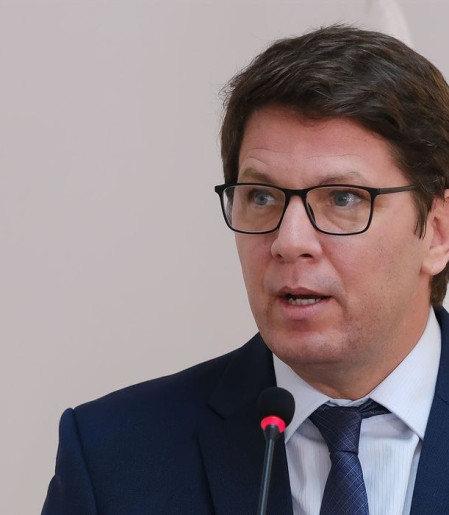 Dino aponta indícios de liderança de Mário Frias em desvio de emendas