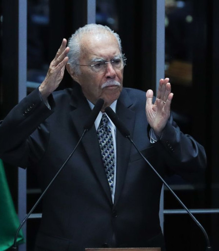 Ex-presidente José Sarney é internado com quadro de pneumonia