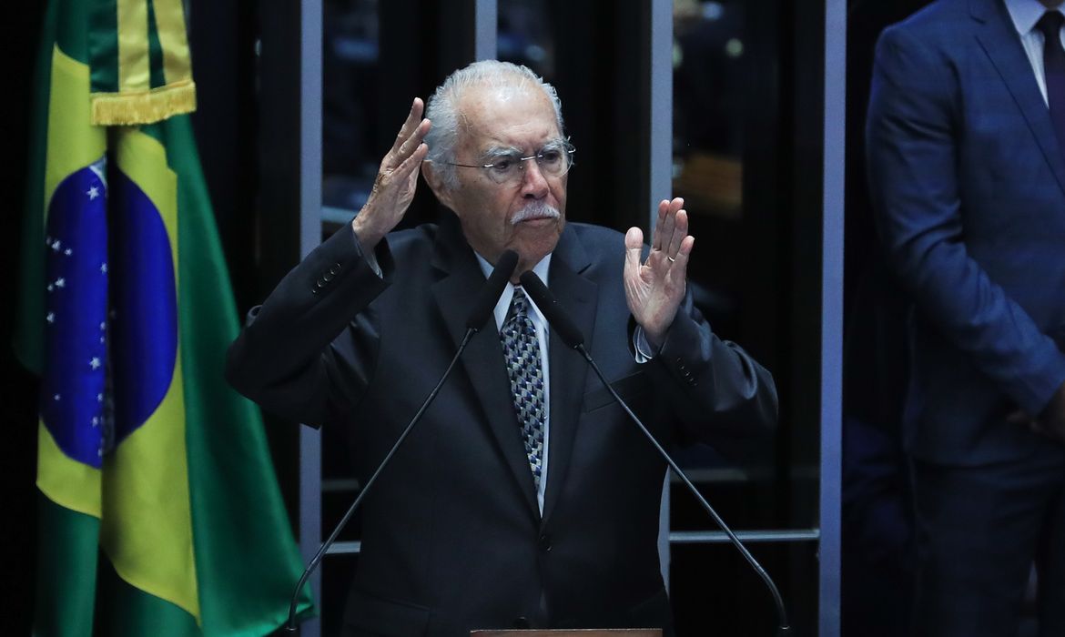 Ex-presidente José Sarney é internado com quadro de pneumonia