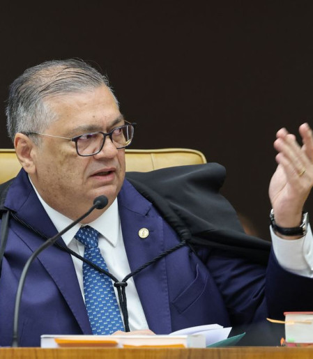 Flávio Dino pede vista de julgamento sobre Moraes e Mendonça