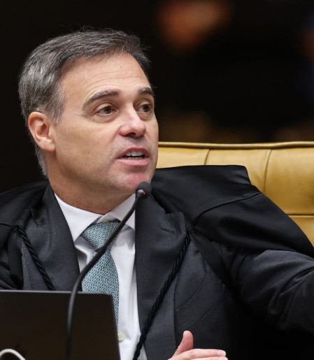 Mendonça acompanha Fachin e vota por julgamento separado de Moraes
