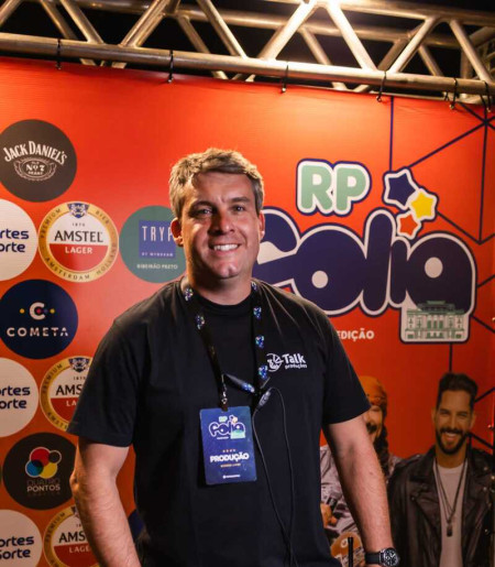 Cristiano Rezende, organizador do RP Folia, celebra o axé