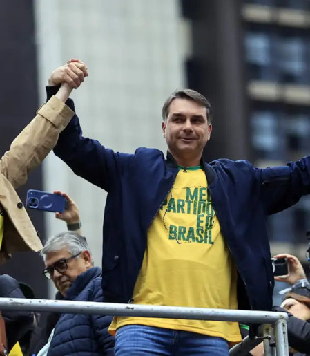 Flávio Bolsonaro propõe enxugar Estado e endurecer ações de segurança