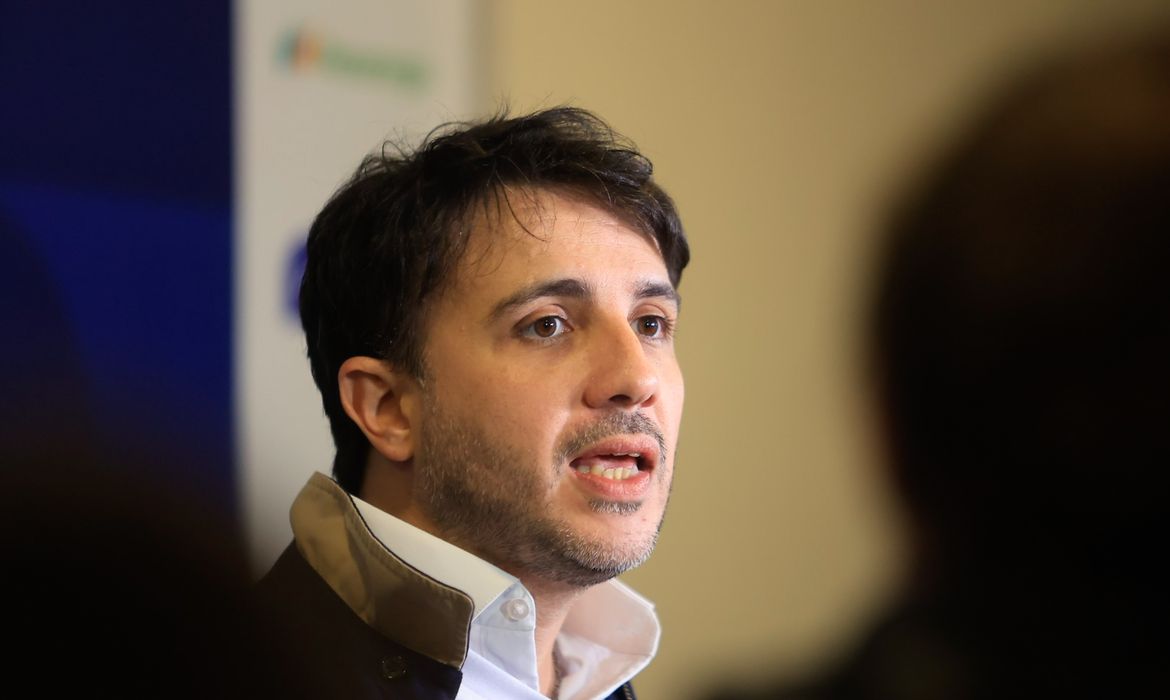 Renan propõe cortes na Previdência e alterar pisos da saúde e educação
